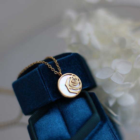 NEW 18K Gold Plated Mother of Pearl Camelia Flower Round Pendant Necklace - Picture 10 of 11